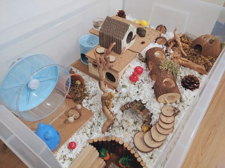 Chuồng hamster trang trí nhiều tầng với nhà gỗ, cầu treo, hang gỗ và bánh xe chạy